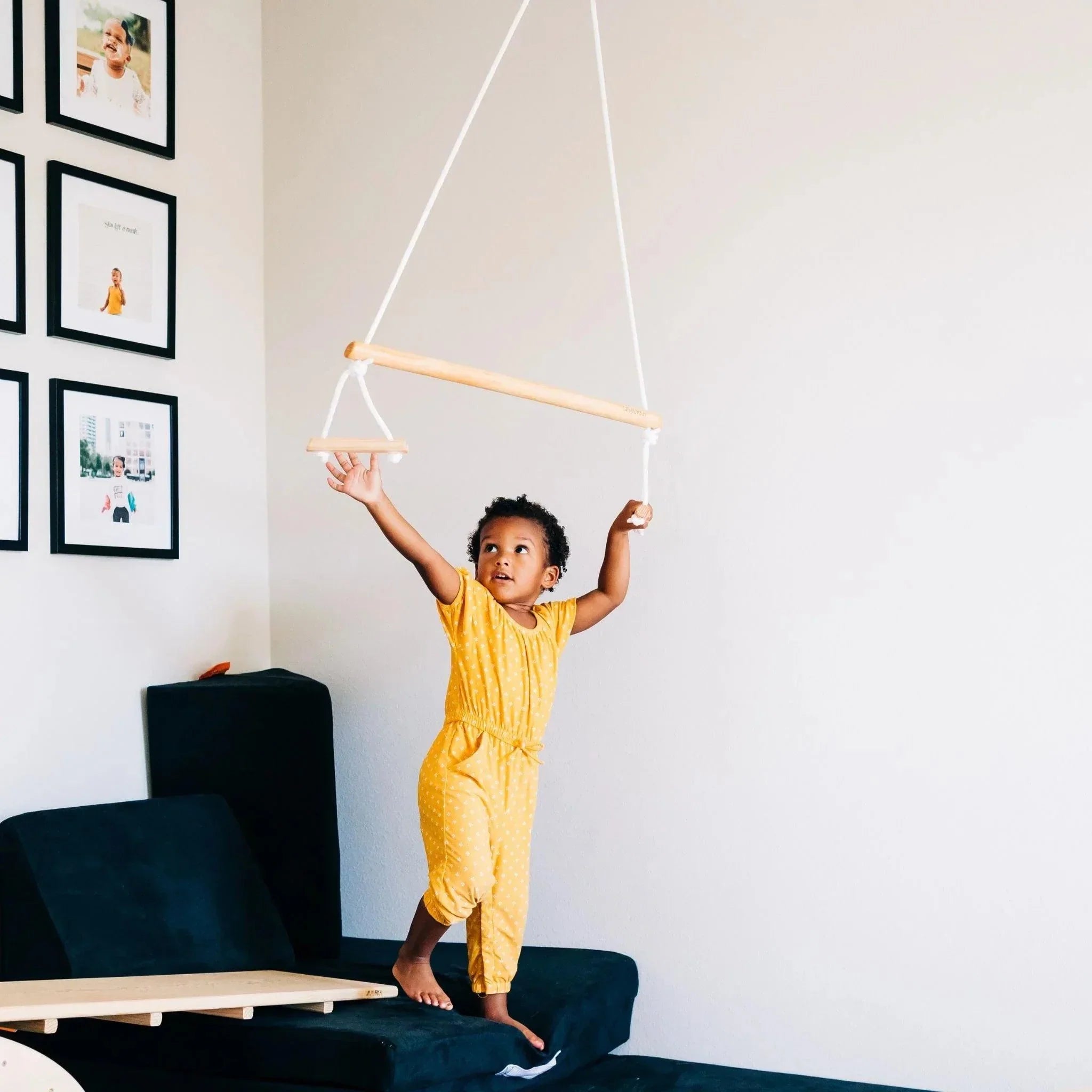 WOODEN TRAPEZE BAR by Wiwiurka Toys
